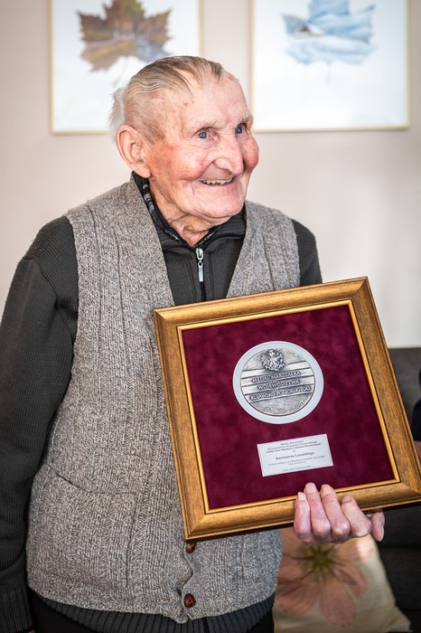 Wręczenie medalu panu Kazimierzowi Lewalskiemu, fot. Szymon Zdziebło tarantoga.pl dla UMWKP