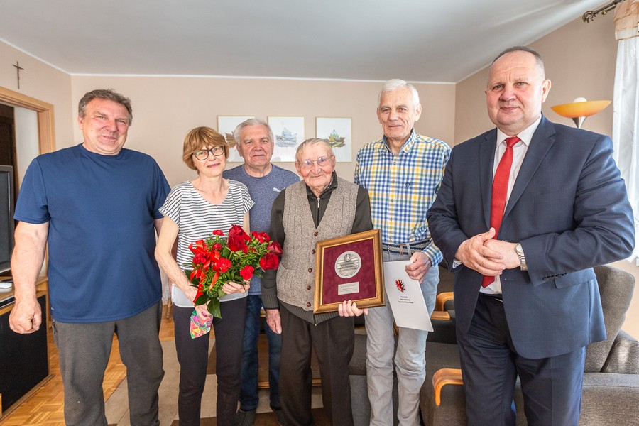 Wręczenie medalu panu Kazimierzowi Lewalskiemu, fot. Szymon Zdziebło tarantoga.pl dla UMWKP