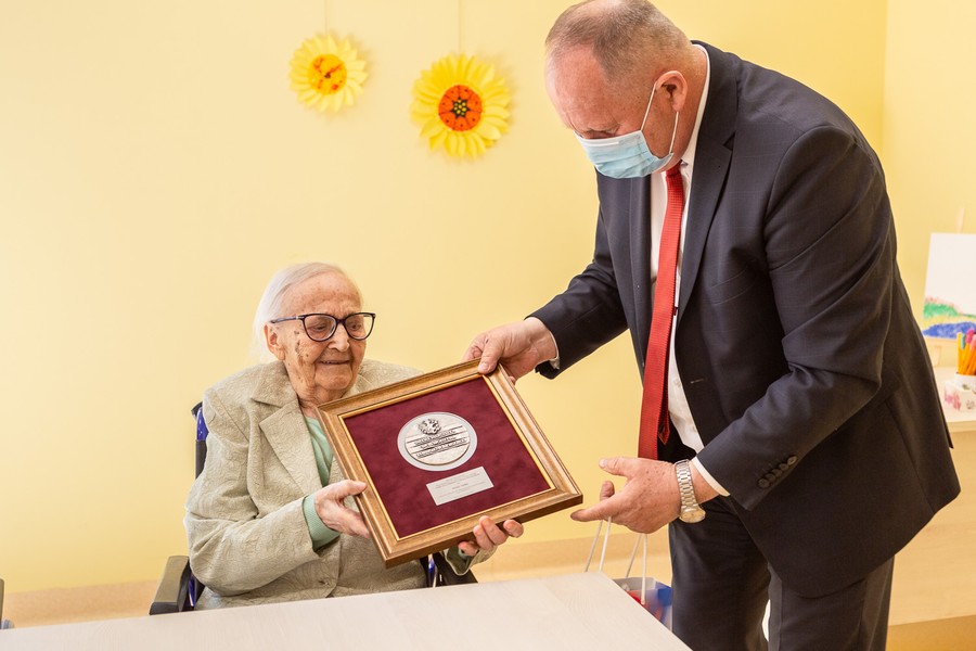 Wręczenie medalu pani Anieli Hałas, fot. Szymon Zdziebło tarantoga.pl dla UMWKP