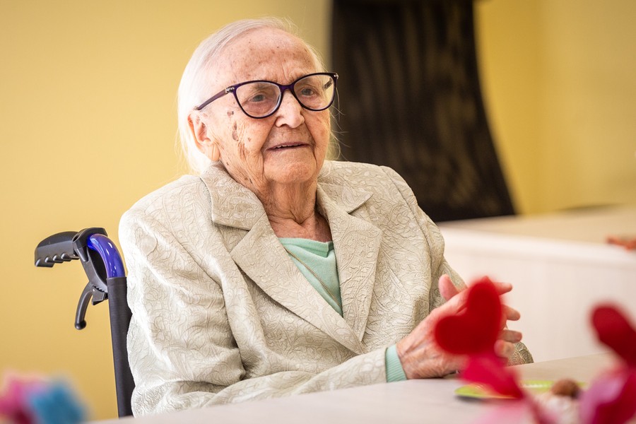 Wręczenie medalu pani Anieli Hałas, fot. Szymon Zdziebło tarantoga.pl dla UMWKP