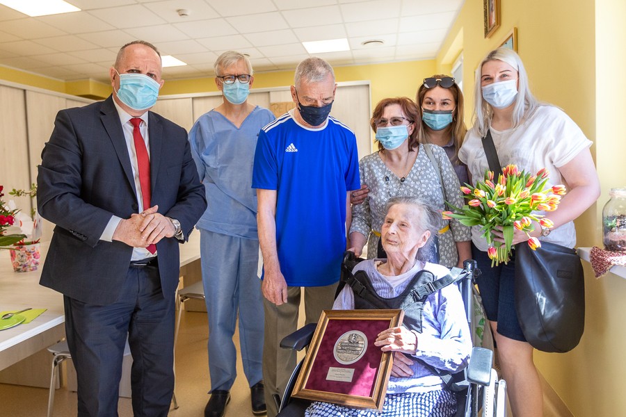 Wręczenie medalu pani Helenie Brzyckiej, fot. Szymon Zdziebło tarantoga.pl dla UMWKP