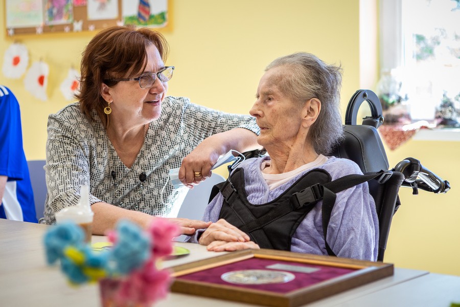 Wręczenie medalu pani Helenie Brzyckiej, fot. Szymon Zdziebło tarantoga.pl dla UMWKP