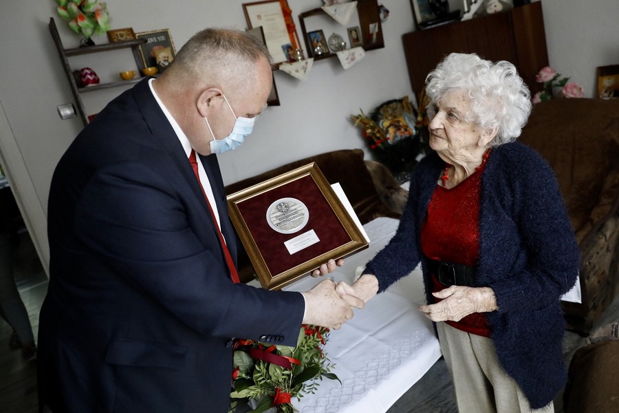 Wręczenie medalu pani Helenie Marcinkowskiej, for. Andrzej Goiński UMWKP