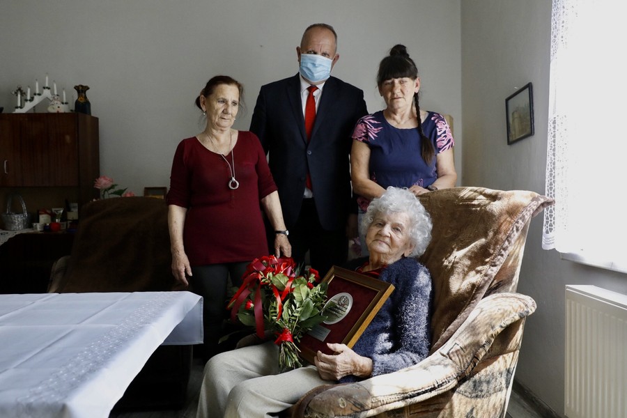 Wręczenie medalu pani Helenie Marcinkowskiej, for. Andrzej Goiński UMWKP