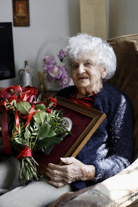 Wręczenie medalu pani Helenie Marcinkowskiej, for. Andrzej Goiński UMWKP