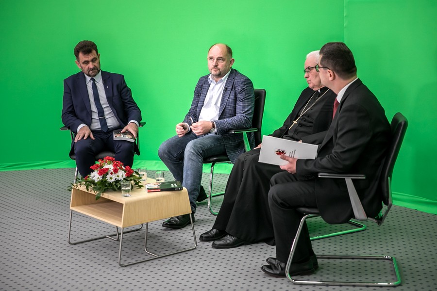 Prymas Tysiąclecia – debata w studiu telewizyjnym w Urzędzie Marszałkowskim, fot. Andrzej Goiński/UMWKP