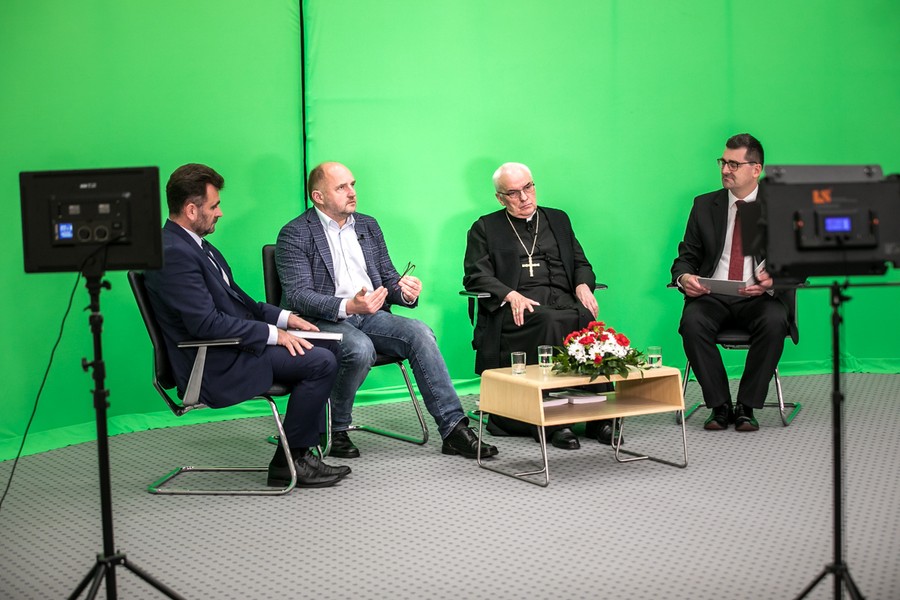 Prymas Tysiąclecia – debata w studiu telewizyjnym w Urzędzie Marszałkowskim, fot. Andrzej Goiński/UMWKP