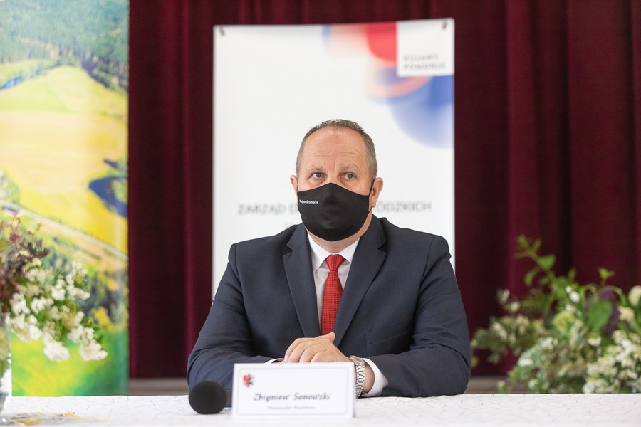 Podpisanie umowy na budowę chodnika między Grzybnem i Drużynami, fot. Mikołaj Kuras dla UMWKP