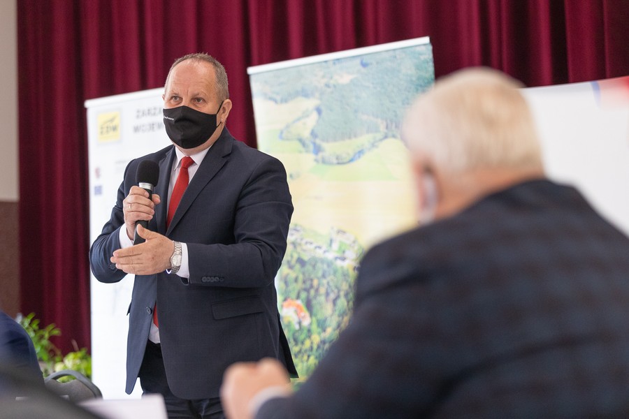 Podpisanie umowy na budowę chodnika między Grzybnem i Drużynami, fot. Mikołaj Kuras dla UMWKP