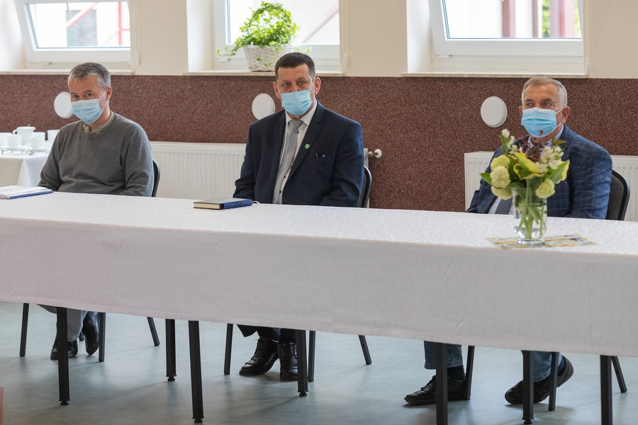 Podpisanie umowy na budowę chodnika między Grzybnem i Drużynami, fot. Mikołaj Kuras dla UMWKP