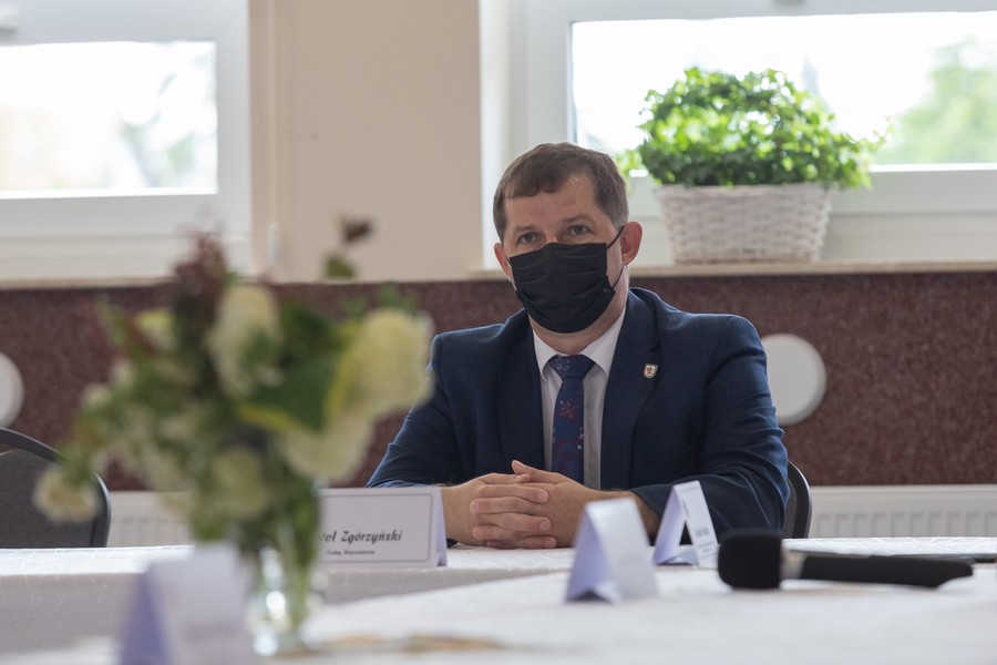 Podpisanie umowy na budowę chodnika między Grzybnem i Drużynami, fot. Mikołaj Kuras dla UMWKP