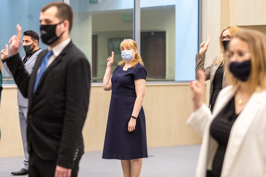 Ślubowanie urzędników, fot. Szymon Zdziebło/tarantoga.pl dla UMWKP