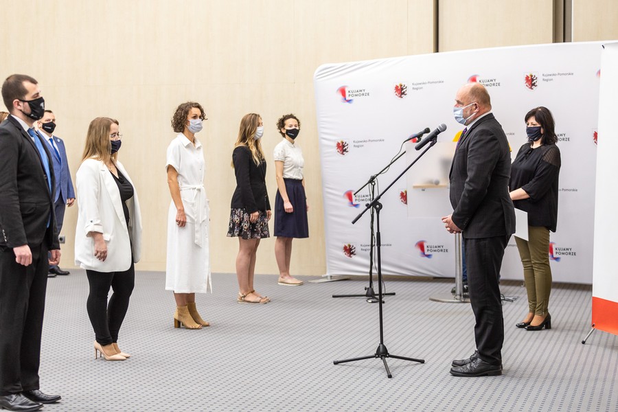 Ślubowanie urzędników, fot. Szymon Zdziebło/tarantoga.pl dla UMWKP