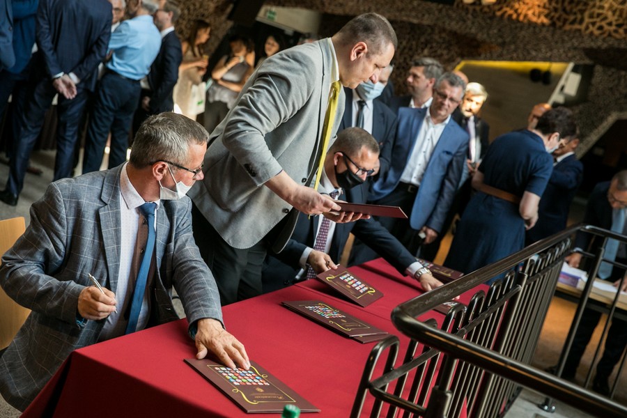 Podpisanie porozumienia w sprawie MOF Torunia, fot. Andrzej Goiński dla UMWKP