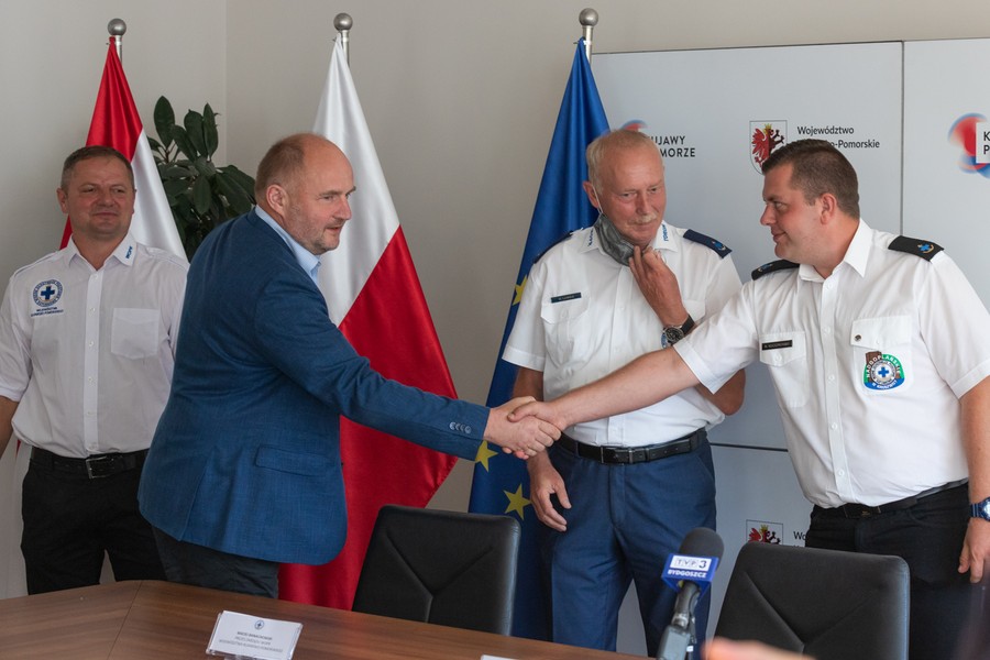 Briefing marszałka Piotra Całbeckiego i ratowników WOPR, fot. Mikołaj Kuras dla UMWKP