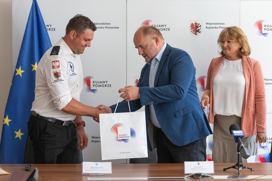 Briefing marszałka Piotra Całbeckiego i ratowników WOPR, fot. Mikołaj Kuras dla UMWKP