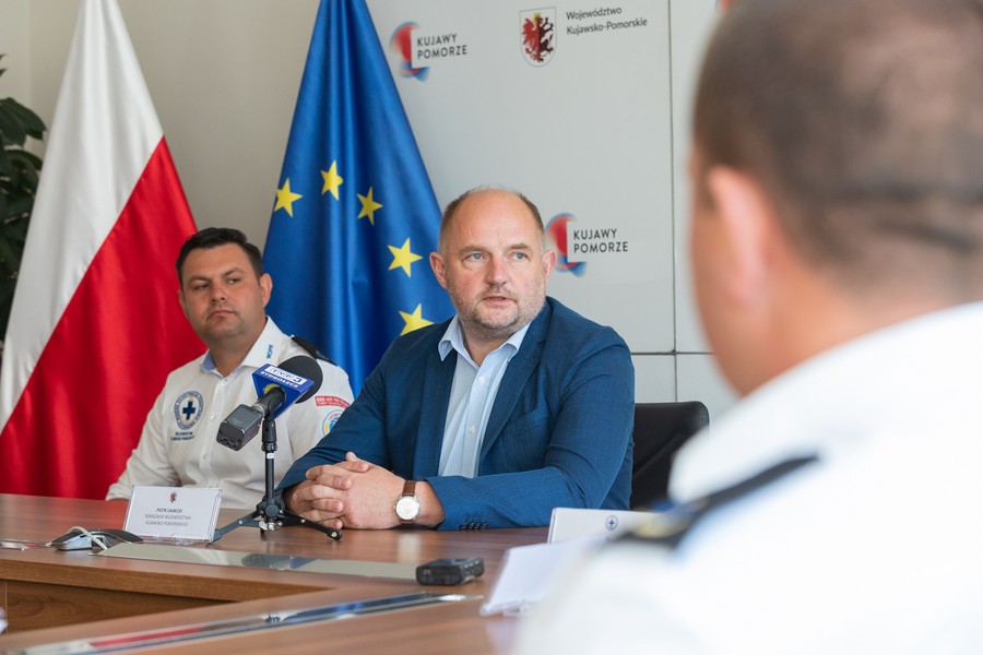 Briefing marszałka Piotra Całbeckiego i ratowników WOPR, fot. Mikołaj Kuras dla UMWKP
