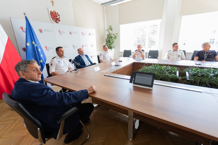 Briefing marszałka Piotra Całbeckiego i ratowników WOPR, fot. Mikołaj Kuras dla UMWKP