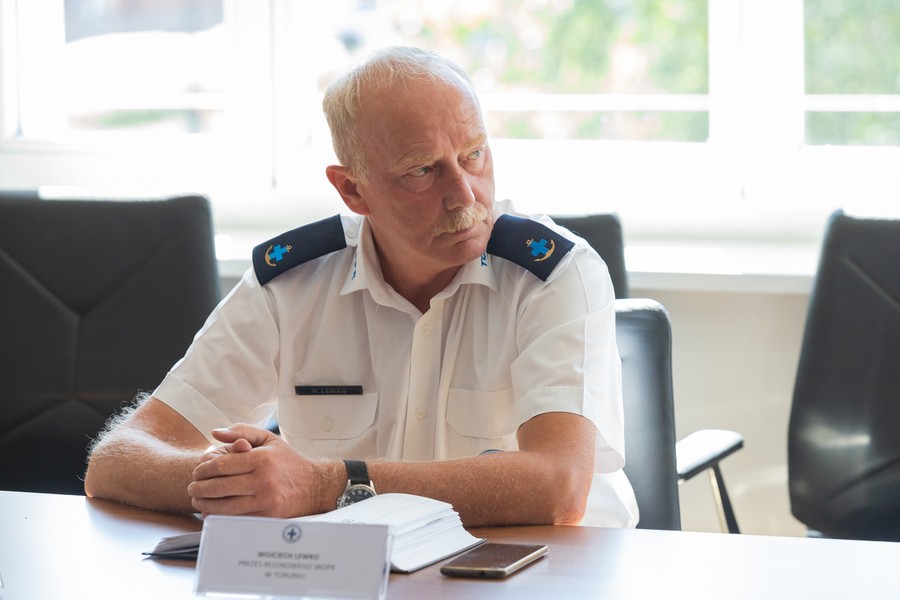 Briefing marszałka Piotra Całbeckiego i ratowników WOPR, fot. Mikołaj Kuras dla UMWKP