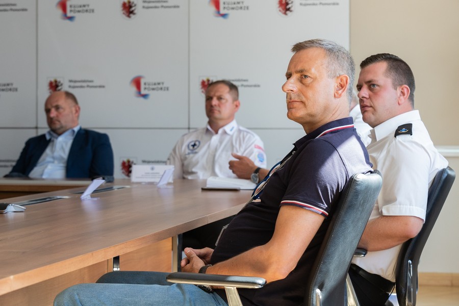 Briefing marszałka Piotra Całbeckiego i ratowników WOPR, fot. Mikołaj Kuras dla UMWKP