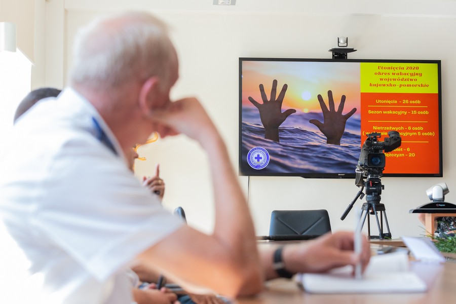 Briefing marszałka Piotra Całbeckiego i ratowników WOPR, fot. Mikołaj Kuras dla UMWKP