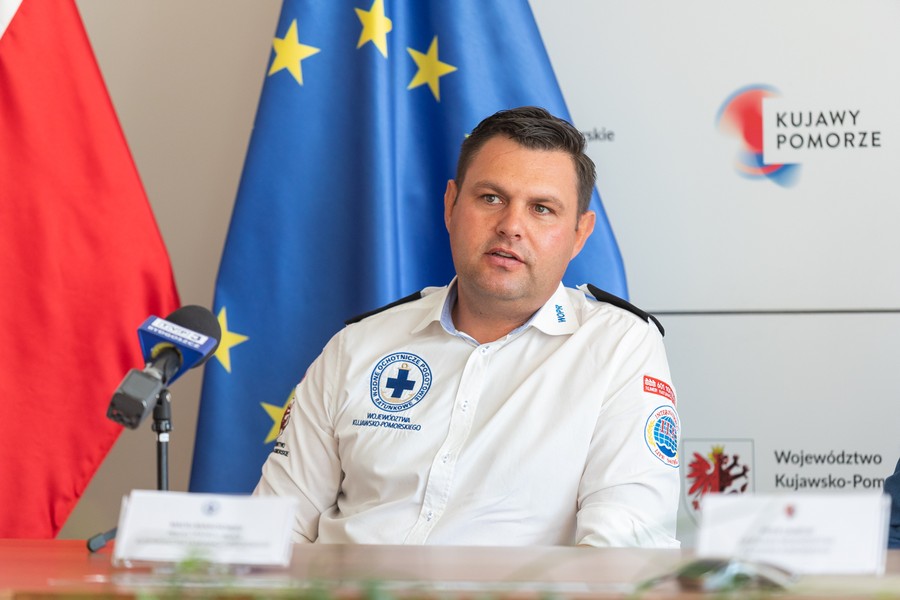 Briefing marszałka Piotra Całbeckiego i ratowników WOPR, fot. Mikołaj Kuras dla UMWKP