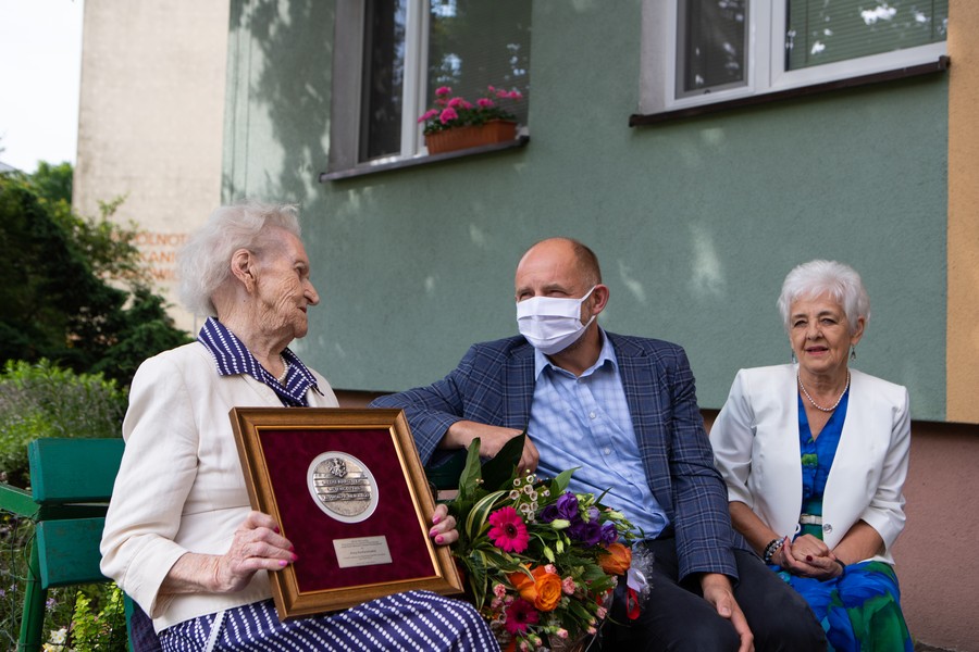 Wręczenie medalu pani Annie Kucharzewskiej, fot. Mikołaj Kuras dla UMWKP