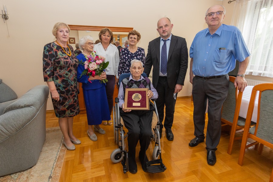 Wręczenie medalu panu Piotrowi Bogorodziowi, fot. Mikołaj Kuras dla UMWKP