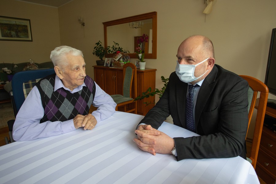 Wręczenie medalu panu Piotrowi Bogorodziowi, fot. Mikołaj Kuras dla UMWKP