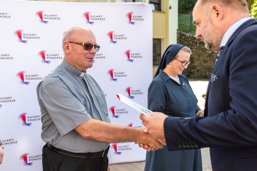 Wręczenie dotacji na renowację i konserwację zabytków, fot. Szymon Zdziebło/tarantoga.pl dla UMWKP