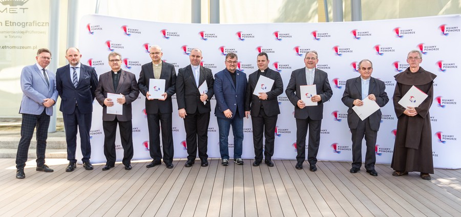 Wręczenie dotacji na renowację i konserwację zabytków, fot. Szymon Zdziebło/tarantoga.pl dla UMWKP