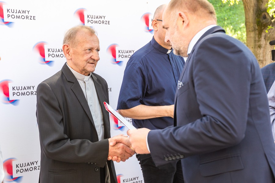 Wręczenie dotacji na renowację i konserwację zabytków, fot. Szymon Zdziebło/tarantoga.pl dla UMWKP
