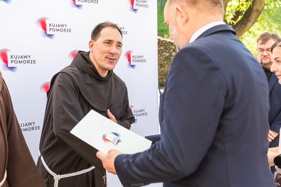 Wręczenie dotacji na renowację i konserwację zabytków, fot. Szymon Zdziebło/tarantoga.pl dla UMWKP