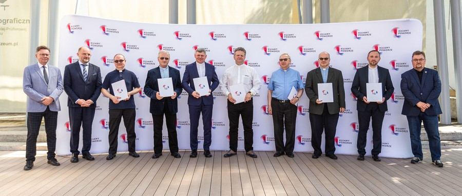 Wręczenie dotacji na renowację i konserwację zabytków, fot. Szymon Zdziebło/tarantoga.pl dla UMWKP