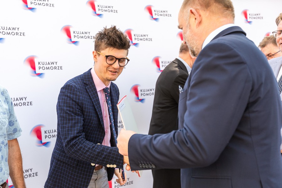 Wręczenie dotacji na renowację i konserwację zabytków, fot. Szymon Zdziebło/tarantoga.pl dla UMWKP