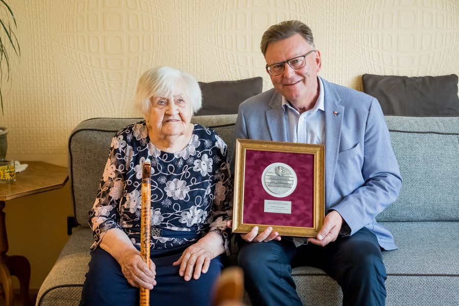Wręczenie medalu pani Leokadii Goździewskiej, fot. Tomasz Czachorowski
