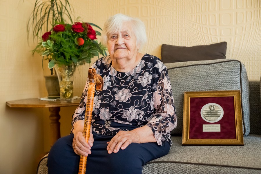 Wręczenie medalu pani Leokadii Goździewskiej, fot. Tomasz Czachorowski