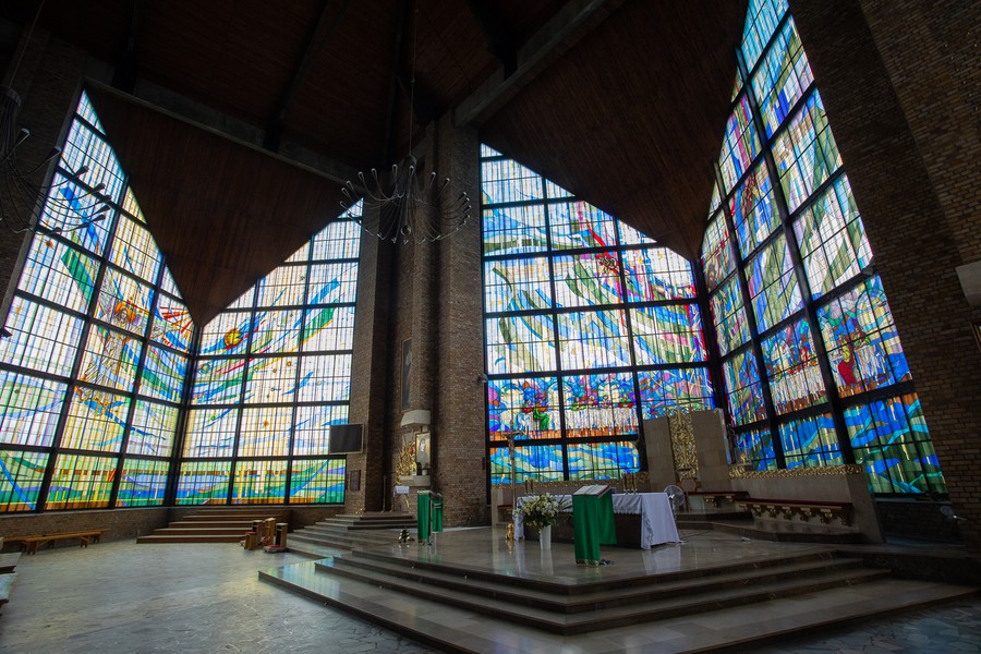 Witraże Elżbiety Bednarskiej w kościele św. Stanisława Kostki w Rypinie, fot. Mikołaj Kuras dla UMWKP