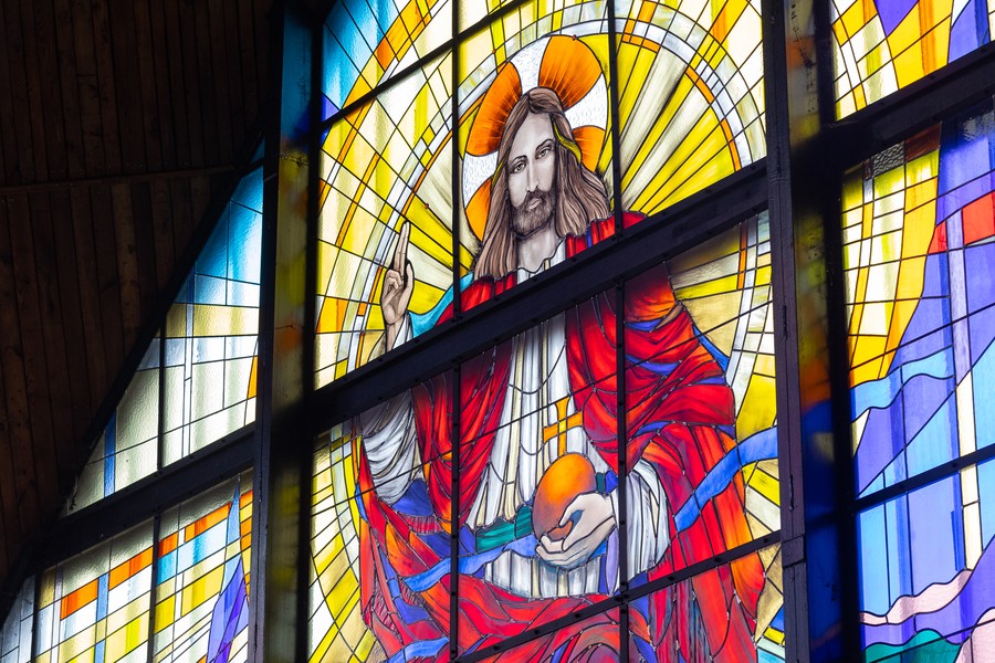 Witraże Elżbiety Bednarskiej w kościele św. Stanisława Kostki w Rypinie, fot. Mikołaj Kuras dla UMWKP