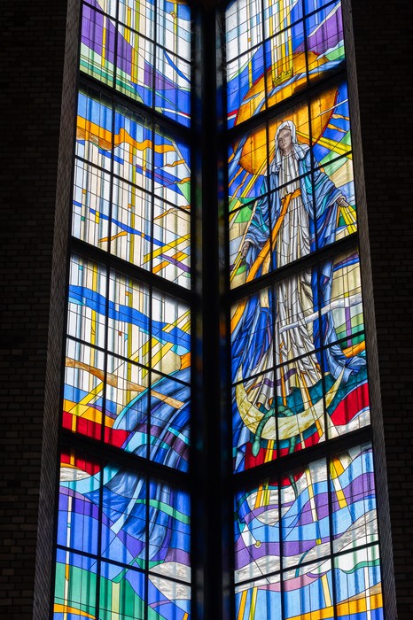 Witraże Elżbiety Bednarskiej w kościele św. Stanisława Kostki w Rypinie, fot. Mikołaj Kuras dla UMWKP