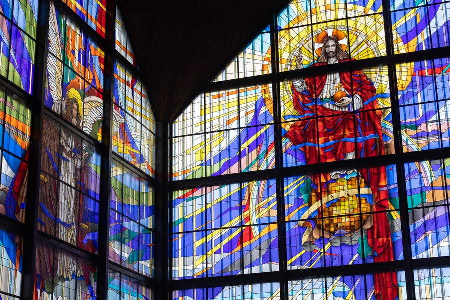 Witraże Elżbiety Bednarskiej w kościele św. Stanisława Kostki w Rypinie, fot. Mikołaj Kuras dla UMWKP
