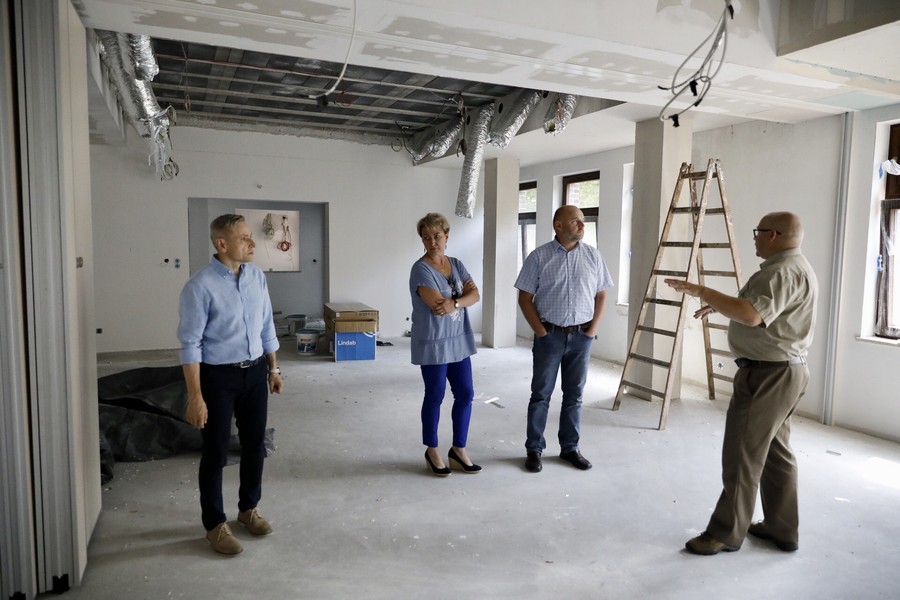 Marszałek Piotr Całbecki i radni województwa odwiedzili budowę Centrum Czynnej Ochrony Przyrody Wdeckiego Parku Krajobrazowego w Tleniu. Fot Andrzej Goiński UMWKP