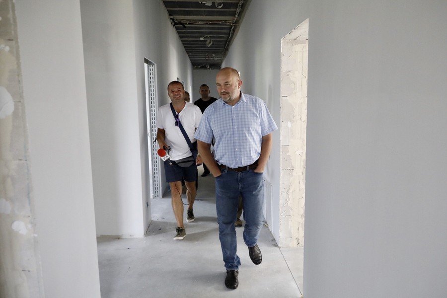 Marszałek Piotr Całbecki i radni województwa odwiedzili budowę Centrum Czynnej Ochrony Przyrody Wdeckiego Parku Krajobrazowego w Tleniu. Fot Andrzej Goiński UMWKP