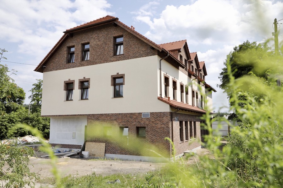 Marszałek Piotr Całbecki i radni województwa odwiedzili budowę Centrum Czynnej Ochrony Przyrody Wdeckiego Parku Krajobrazowego w Tleniu. Fot Andrzej Goiński UMWKP