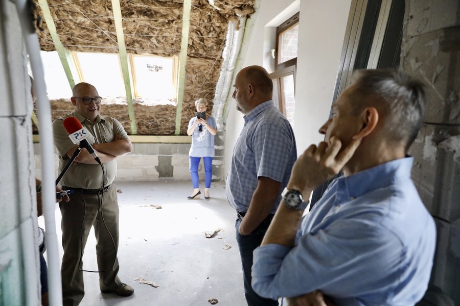 Marszałek Piotr Całbecki i radni województwa odwiedzili budowę Centrum Czynnej Ochrony Przyrody Wdeckiego Parku Krajobrazowego w Tleniu. Fot Andrzej Goiński UMWKP