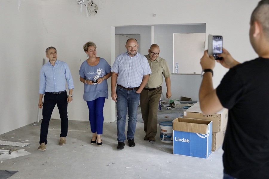 Marszałek Piotr Całbecki i radni województwa odwiedzili budowę Centrum Czynnej Ochrony Przyrody Wdeckiego Parku Krajobrazowego w Tleniu. Fot Andrzej Goiński UMWKP