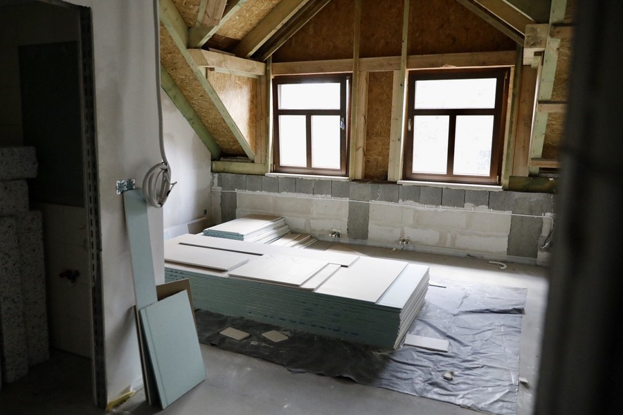 Marszałek Piotr Całbecki i radni województwa odwiedzili budowę Centrum Czynnej Ochrony Przyrody Wdeckiego Parku Krajobrazowego w Tleniu. Fot Andrzej Goiński UMWKP