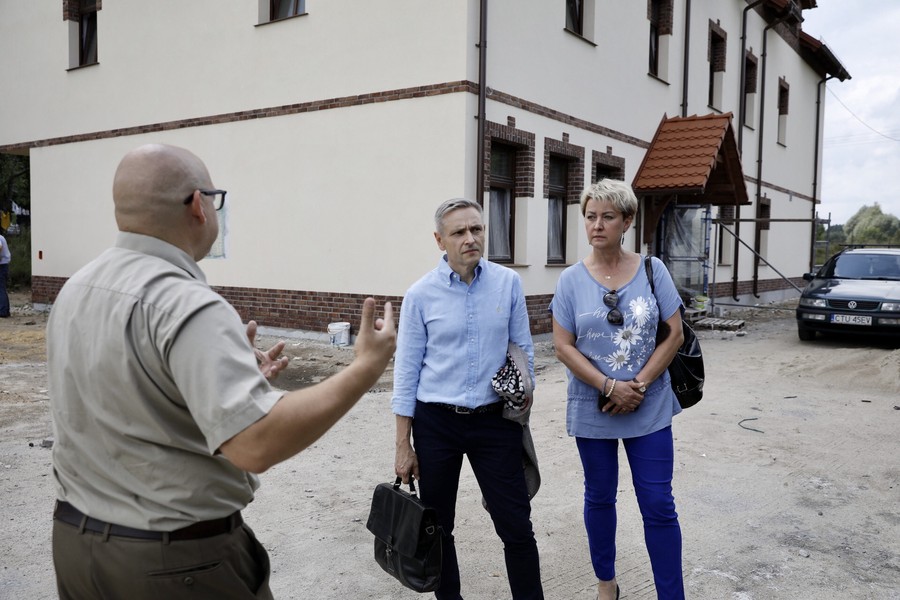 Marszałek Piotr Całbecki i radni województwa odwiedzili budowę Centrum Czynnej Ochrony Przyrody Wdeckiego Parku Krajobrazowego w Tleniu. Fot Andrzej Goiński UMWKP