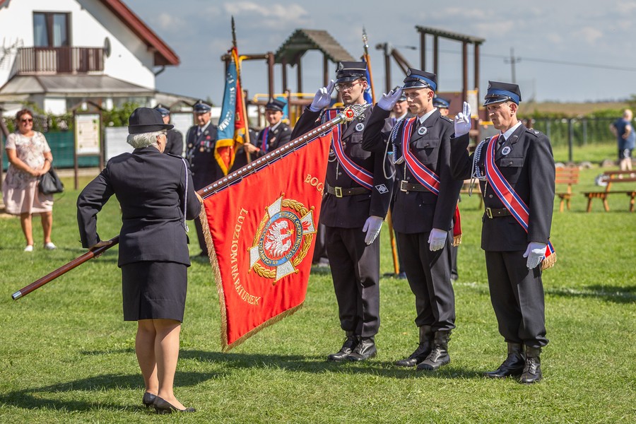 Uroczystości rocznicowe i nadanie sztandaru OSP Brzozowo, fot. Szymon Zdziebło/tarantoga.pl dla UMWKP