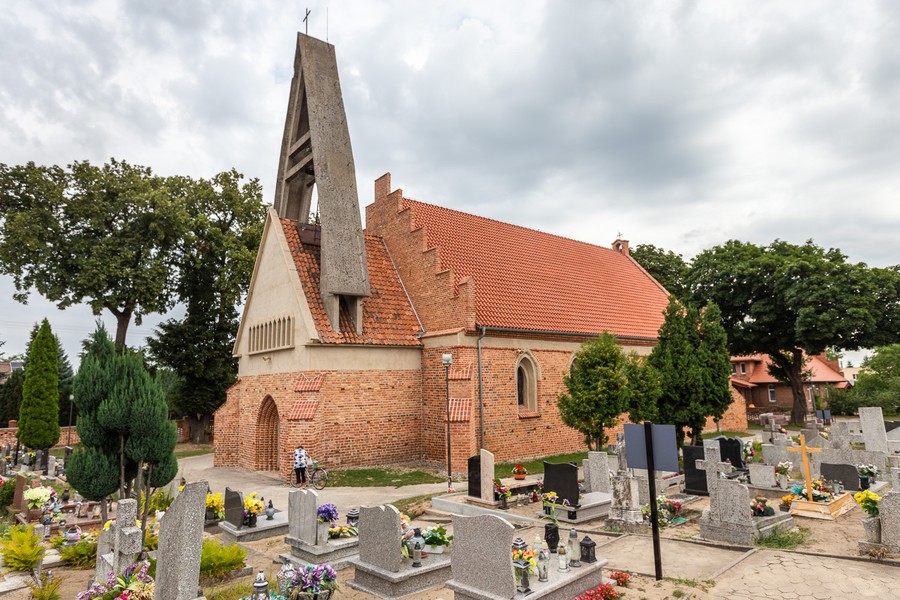 Konserwacja elewacji kościoła Narodzenia Najświętszej Maryi Panny w Czarżu (powiat bydgoski), fot. Szymon Zdziebło/tarantoga.pl dla UMWKP